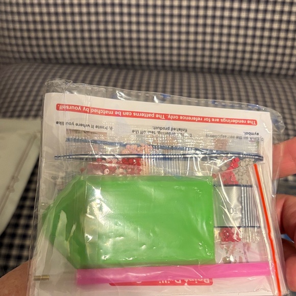 Crafters set: Crochet Kit, Punch Needle Set, scratch card set and bead art set - Picture 9 of 9